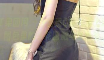 GIRLT果团网 – 当蜜桃Q妹儿遇上泳池:图包里的水花四溅与哈哈哈