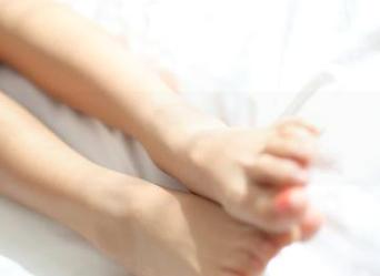 在“ROSI姐姐”的私房图片里，静静的凝视让人不自觉地想多了。