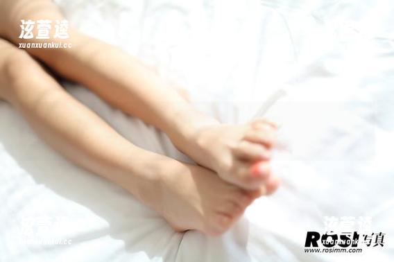 ROSI写真 在“ROSI姐姐”的私房图片里,静静的凝视让人不自觉地想多了。