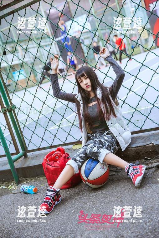 TouTiao头条女神-迪爱儿 TouTiao头条女神 - 讽刺又美丽,迪爱儿的跨栏背心写真集更新,让你忍俊不禁!