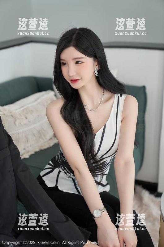 Xiuren秀人网 - 写真实录：当秘书也能这么时髦？来看看林文文的白衬衫演绎。