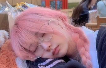 好吧，承认了，Wendy的懒兔写真让我对恶毒有点好感