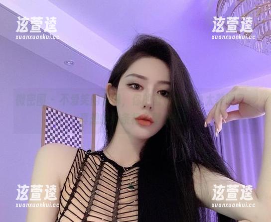 微密圈 - 不爱笑的赛琳，你的蓝色蕾丝也太养眼了，真想把这条裙子壁纸化！