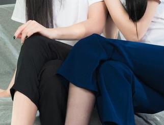 丽柜 – 这场景里的凉儿美脚，照片里的细节别提多抓人了