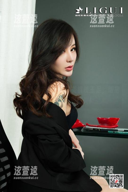 丽柜 - 最新来袭！苏黎美镜映玉足，眼睛再大也只能瞄到脚尖！