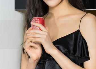 克拉女神 – 周迪和学妹：这些私拍图片让我怀疑我的人生选择