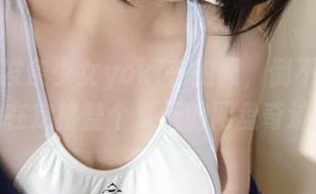 与其说发条少女yoki在拍照，倒不如说她在定格整个夏天的网盘奇迹