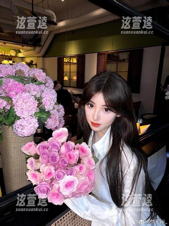 怡子yiii 深切思考?不,不如先欣赏一下怡子yiii的黑白写真作品。