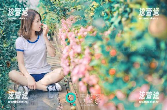 推女神-绮里嘉Ula 推女神 - 绮里嘉Ula的泳池写真:看她在“水面”上游来游去,不收钱哦!