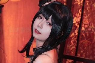 末夜787出击：95式婚纱变身cos女神，后台喊话这是我新歌作！