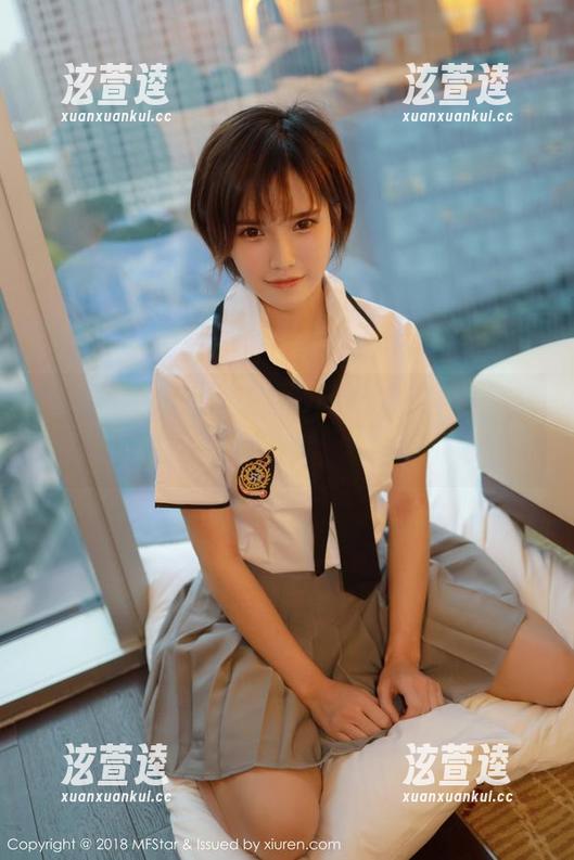 模范学院-兜豆靓Youlina 模范学院 - 兜豆靓Youlina在天台,图库里的天空不一样的蓝,快来下载吧!