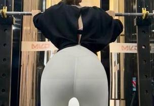 微密圈 – 还以为纯白是个底色，没想到洁己u偏爱白到发光的原图！