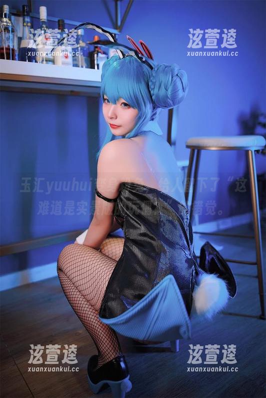 玉汇yuuhui 玉汇yuuhui变身粉兔,给人留下了“这难道是实景版的玩偶?”的错觉。