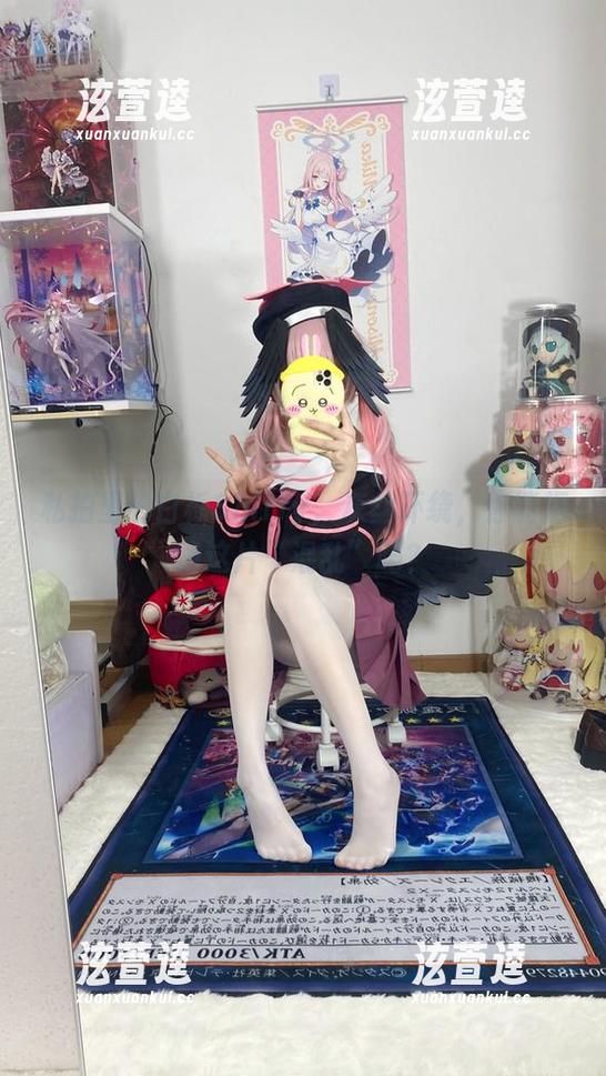 白栎Shirly 私拍里的白栎Shirly,灰丝环绕,你能拒绝这片“混乱”吗?