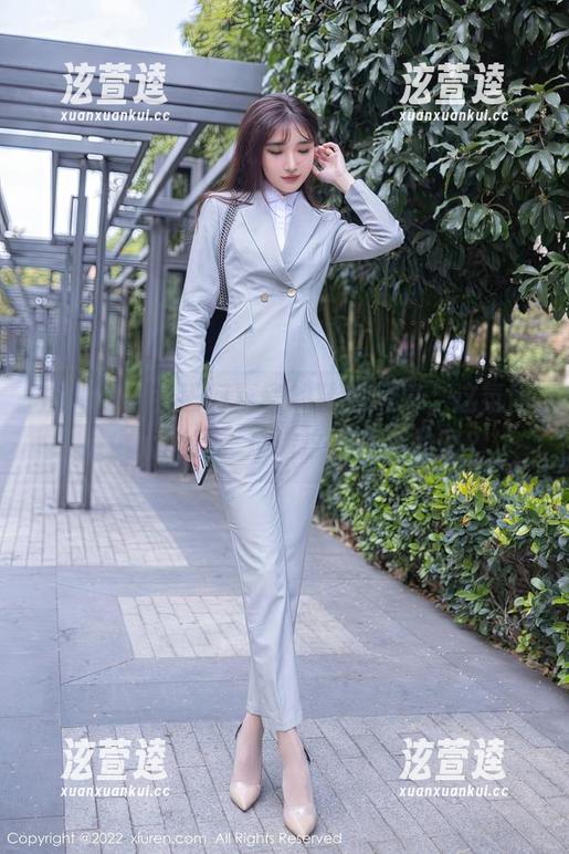 秀人网 - 女王何嘉颖的精选写真，这氛围感也太强了，难道这是天生的吗？