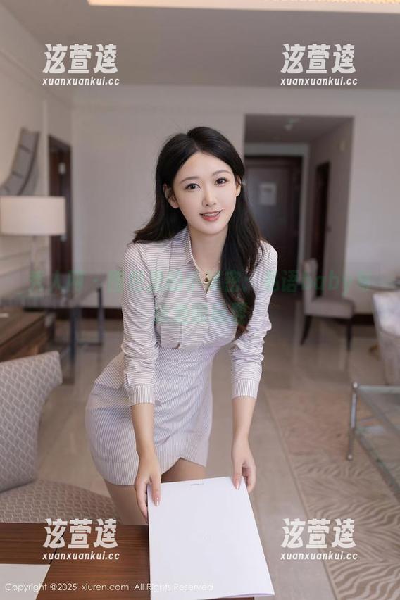 秀人网-私语baby 秀人网 - 图包里的小秘密:私语baby与泳池的玩耍