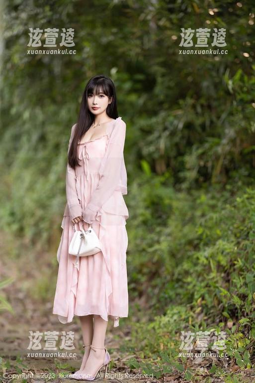 秀人网-绮里嘉Ula 秀人网 - 精选图片:这组绮里嘉Ula的内衣,让我忍不住想起小时候的玩具,小心翼翼又隐隐约约。