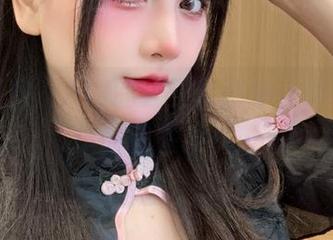 徜徉在秋山AkI的狂三套图中,似乎有些小暗示在发光…