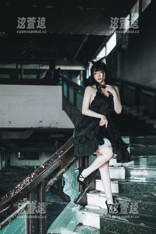 落落Raku 迷失在泳池的落落Raku:哪一面才是壁纸的起点?