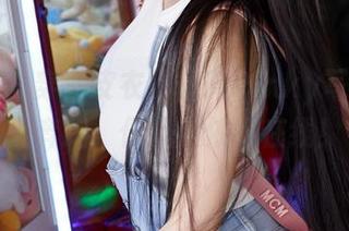 蜜桃社 – 穿着皮衣的佩琦Pinky写真:龟速奔跑,但风度依旧在线!