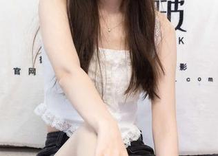 袜啵啵 – 短黑丝写真：小甜豆如何让这件简单的事变得不简单。