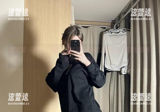 醇子小姨 微密圈 - 醇子小姨在大红蝴蝶结裹胸的画面里,原图好似迷雾中的一缕风