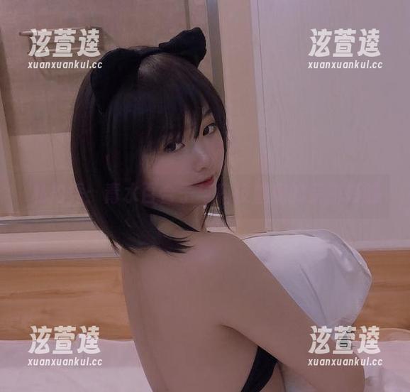 青水百合子 私拍秀:青水百合子与科技魅魔的亲密接触