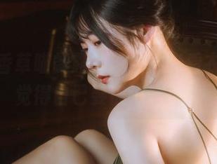 图册里香草喵露露的泳衣，光看衣服我都觉得自己要被泡水了。