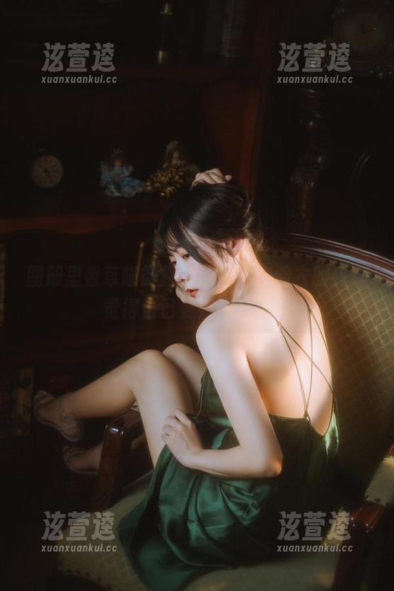 图册里香草喵露露的泳衣，光看衣服我都觉得自己要被泡水了。